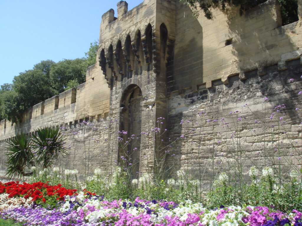  亞維儂(Avignon)是法國南部著名的古城，位於普羅旺斯大區的西側，除了是法國的藝術與歷史之城，老城區也在1995 年加入了世界文化遺產的行列，值得一訪