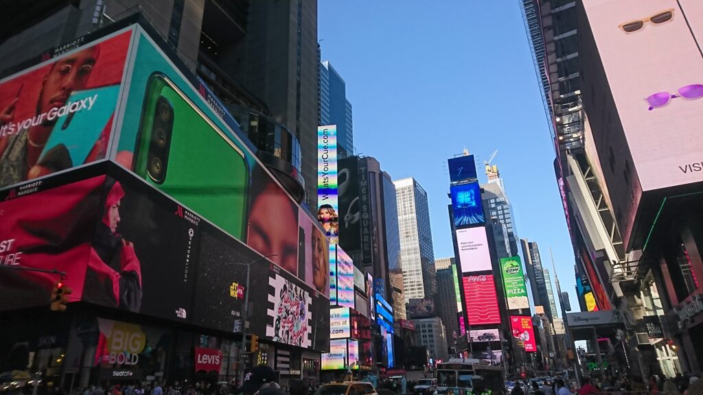 紐約時報廣場（Times Square），也有人稱時代廣場，是美國紐約曼哈頓中城的一個商業中心，位於百老匯大道與第七大道會合處