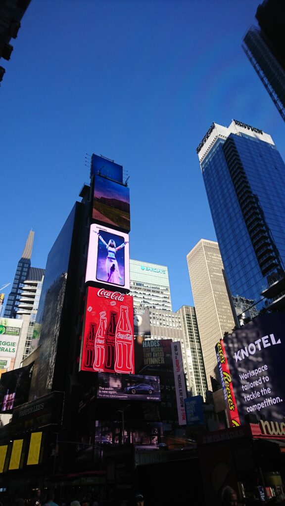 紐約時代廣場 (Times Square) 位於曼哈頓島的中城區 (Midtown),是整個紐約最具代表的景點之一,也是全紐約最繁榮的步行觀光區