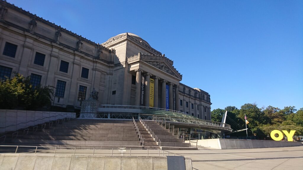 布魯克林博物館（Brooklyn Museum）位於美國紐約布魯克林區，是紐約市第三大收藏綜合性的藝術、歷史博物館