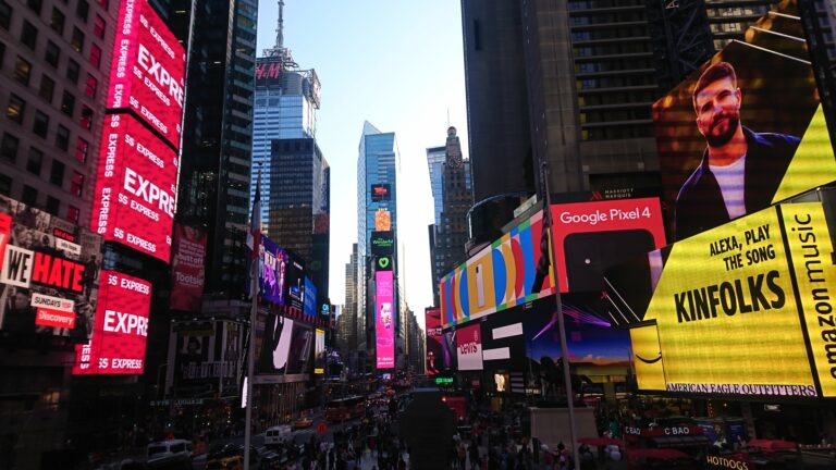 紐約時代廣場 (Times Square) 位於曼哈頓島的中城區 (Midtown)，是整個紐約最具代表的景點之一，也是全紐約最繁榮的步行觀光區