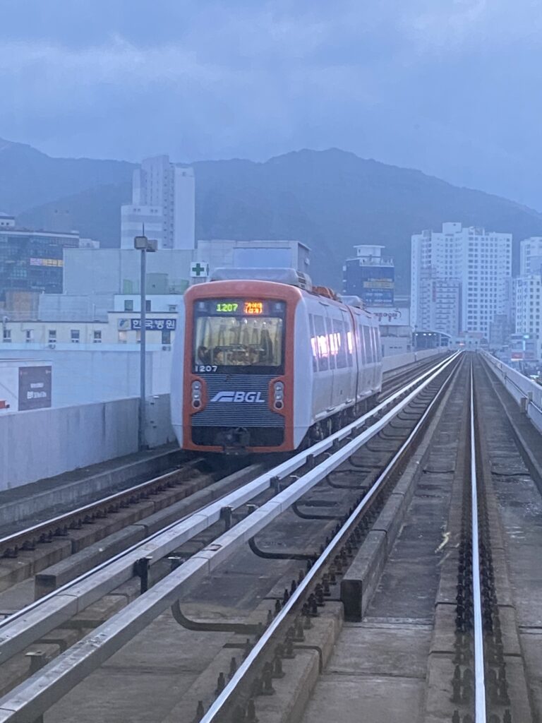 韓國釜山金海輕軌，搭乘機場的金海輕軌到沙上站再轉地鐵去市區非常便利