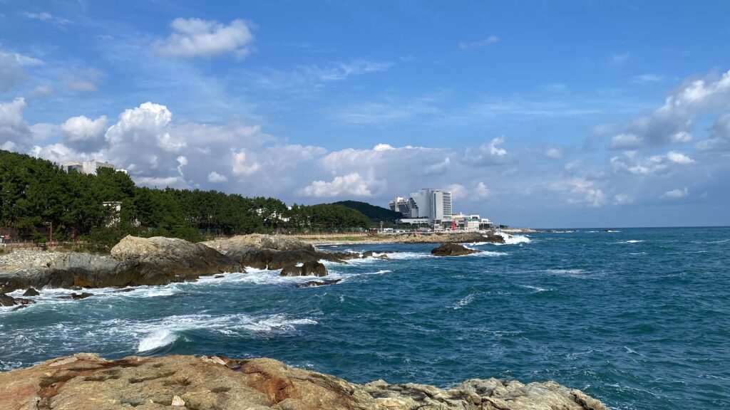 韓國釜山松島龍宮天空步道全長127公尺,寬2公尺,既能體驗到走在海上的刺激感,還能享受海上一望無際的大好風光,以及各種鬼斧神工般的奇岩怪石。