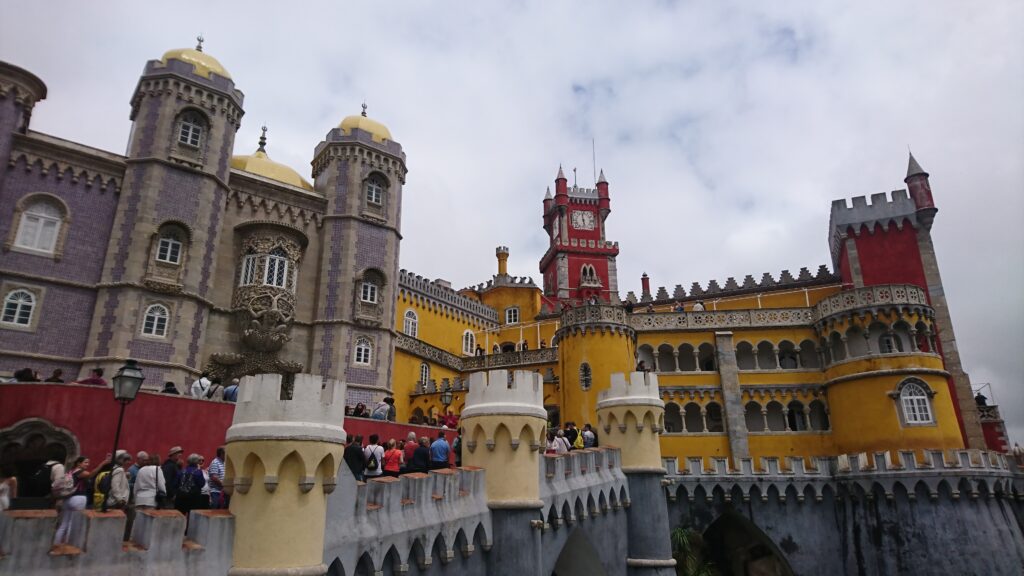佩納宮(葡萄牙語:Palácio Nacional da Pena)是葡萄牙的一座19世紀浪漫主義宮殿,位於里斯本附近的辛特拉市聖伯多祿堂區(São Pedro de Penaferrim)一個山丘的山頂。