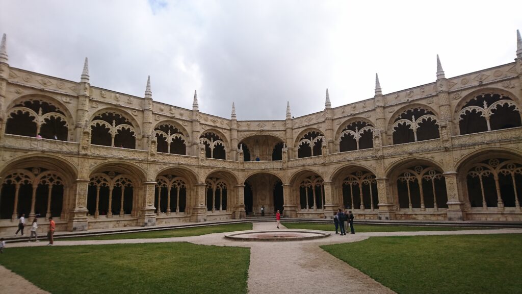葡萄牙語音譯為傑羅尼莫斯修道院(葡萄牙語:Mosteiro dos Jerónimos,寬式IPA:/muʃ'tɐiɾu duʃ ʒɨ'ɾɔnimuʃ/)是位於葡萄牙里斯本貝倫區的華麗宏偉的修道院,可以說是在里斯本最為突出的古蹟,在曼紐式建築中最為成功的一例。