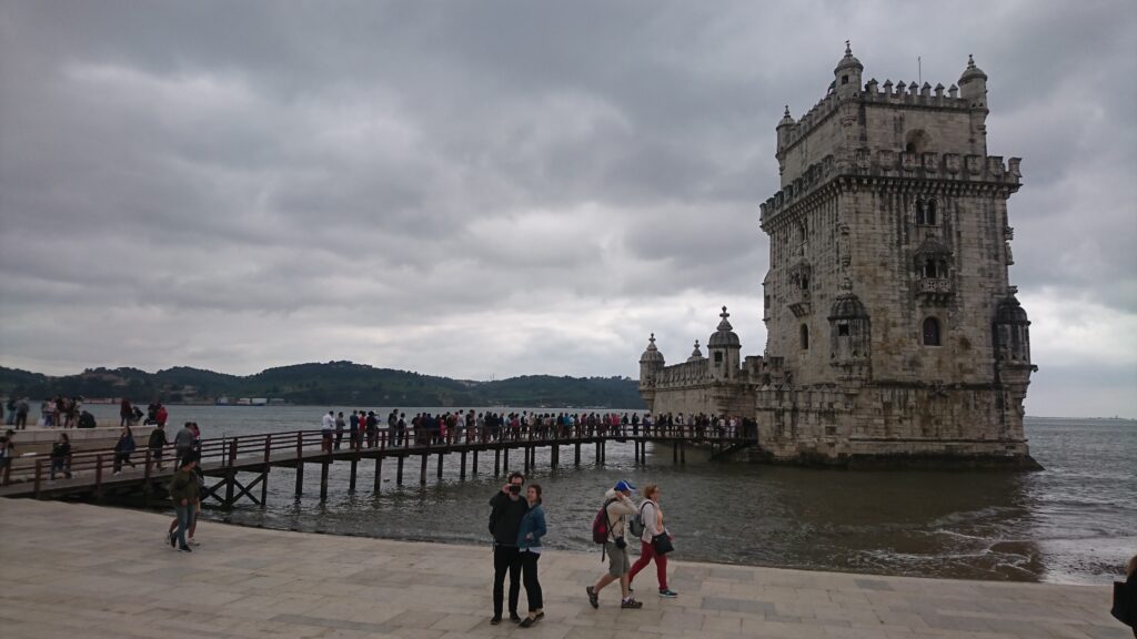 貝倫塔(英語:Belém Tower,葡萄牙語:Torre de Belém)是一座五層防禦工事,位於葡萄牙里斯本的貝倫區。它建於曼紐一世時期的1514年到1520年間,用來紀念達伽馬成功航海世界一周,同時為貝倫區的港口及附近的哲羅姆派修道院提供防禦。