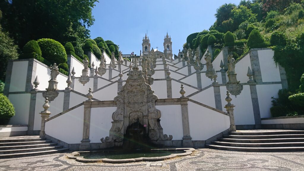 吉馬良斯城堡(葡萄牙語:Castelo de Guimarães)位於葡萄牙吉馬良斯,是一座10世紀城堡,保護修道院免受穆斯林以及諾曼人的攻擊。被稱為「葡萄牙的搖籃」。